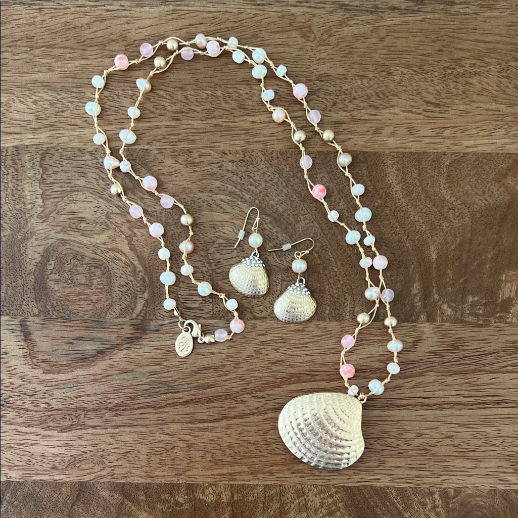 Tommy Bahama Pink And White Beaded Shell Necklace Set 50$